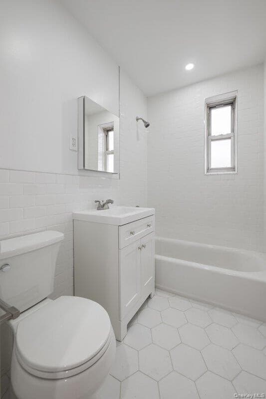39-40 52nd Street Unit: 2E thumbnail 5