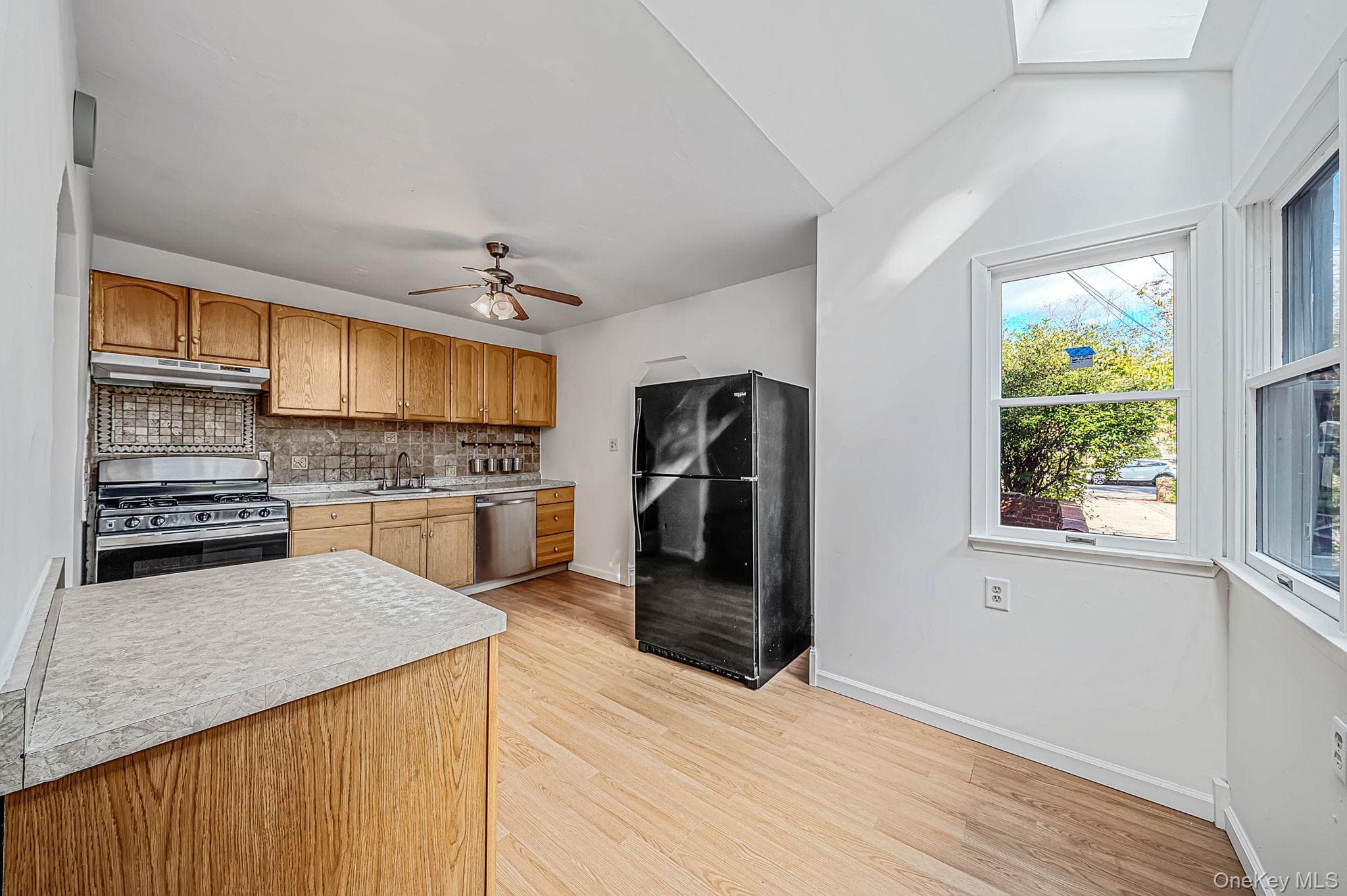 1041 Joselson Avenue thumbnail 14