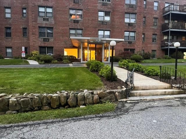 5 Oakdale Manor Unit: B22, Suffern