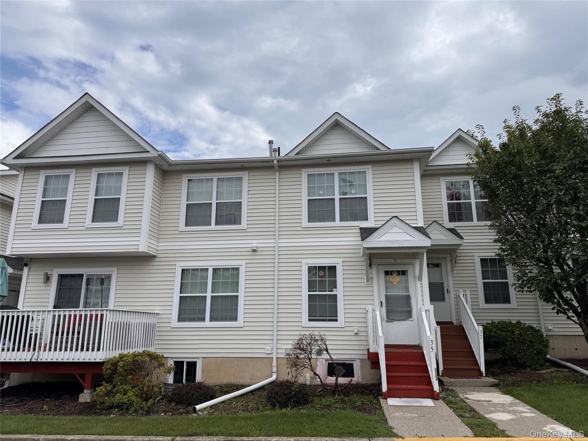 35 Lexington Way photo 1