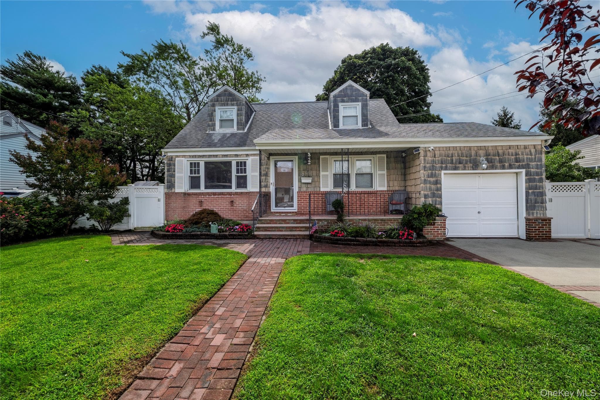 296 Heathcote Road, Lindenhurst