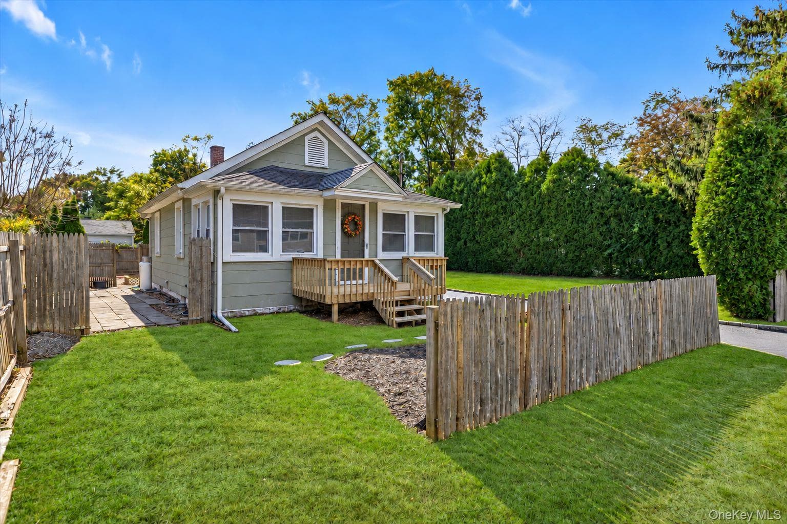 8 Rockne Street, Huntington
