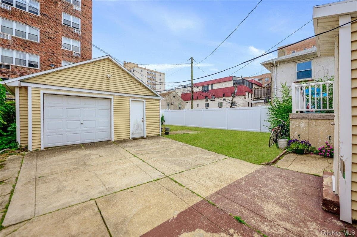 450 E Broadway thumbnail 16