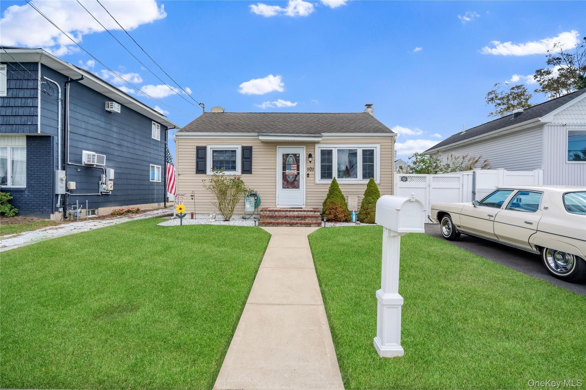 101 Miramar Boulevard, Lindenhurst