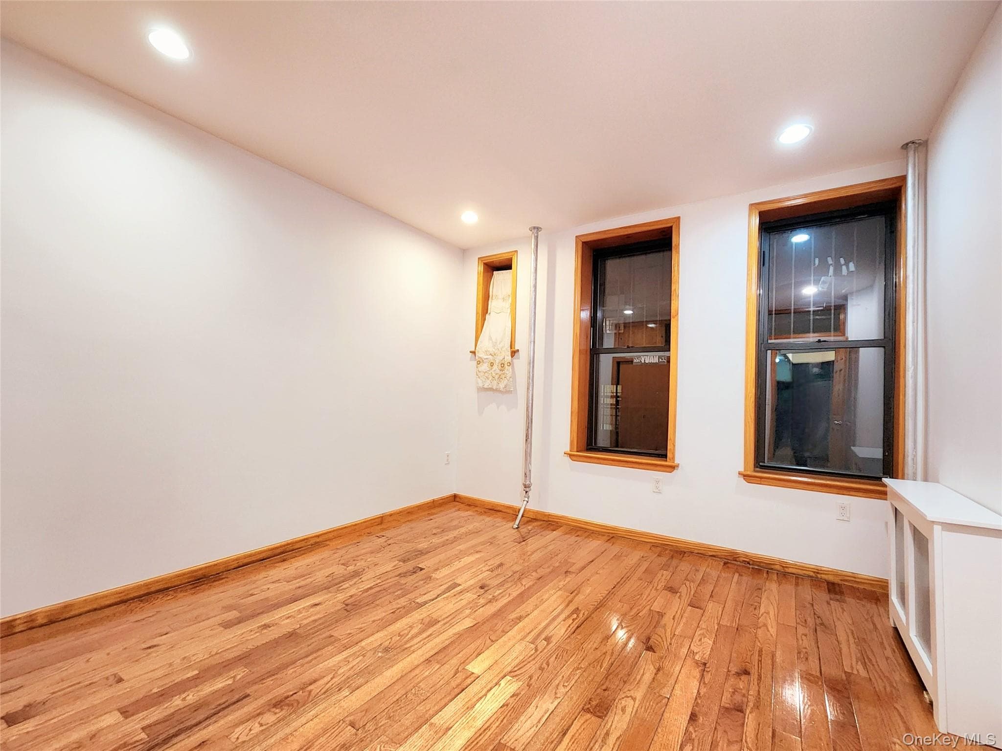 654 Seneca Avenue thumbnail 8