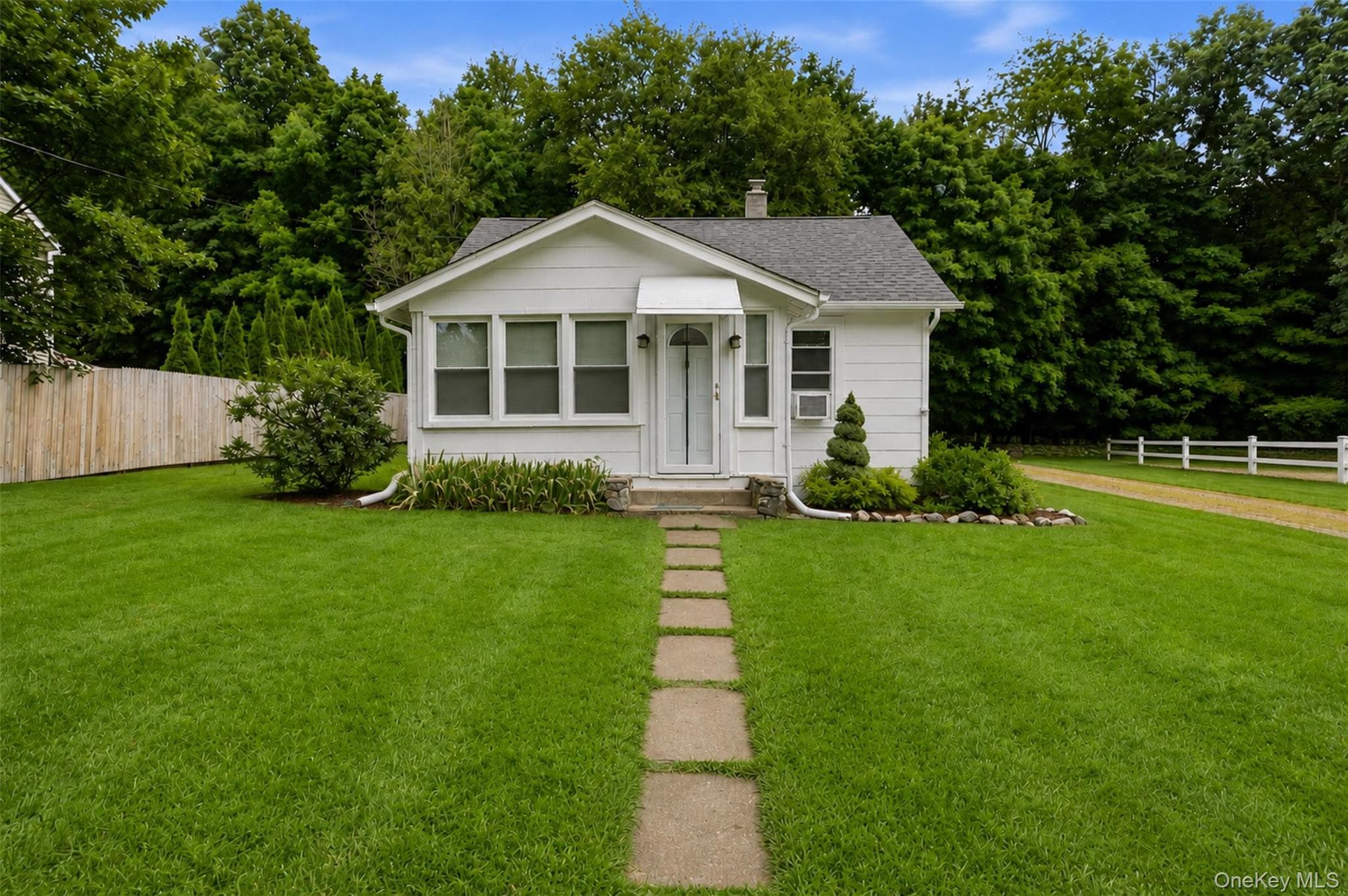 24 Round Lake Avenue, Monroe