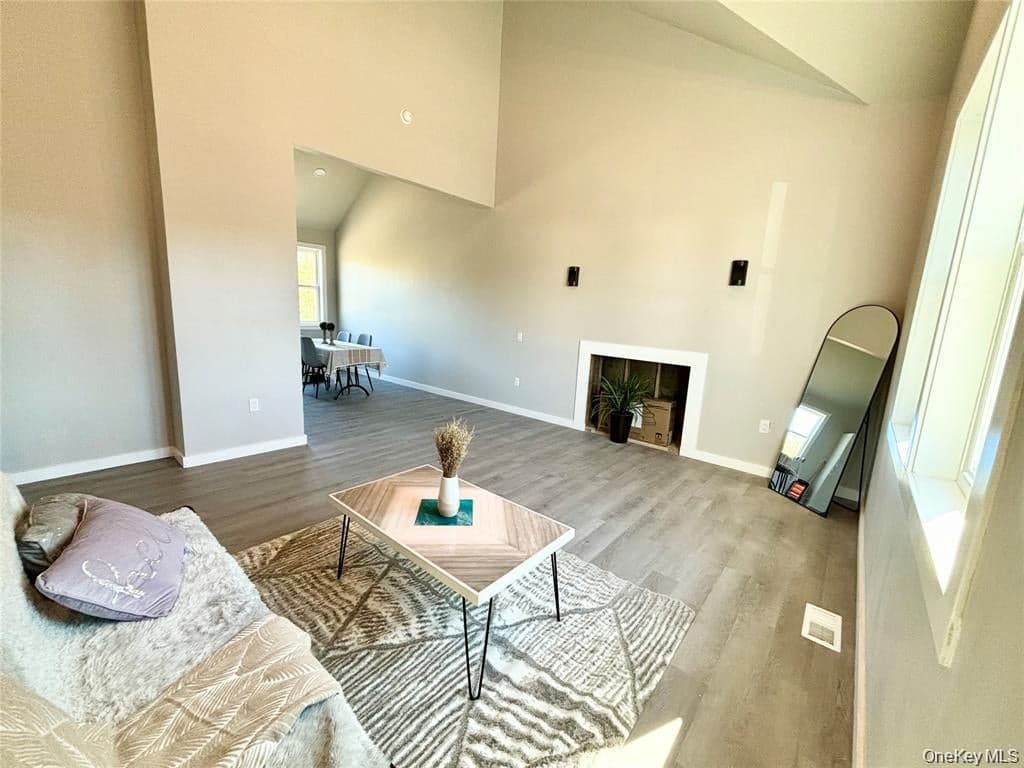 125 Lynbrook Drive thumbnail 6