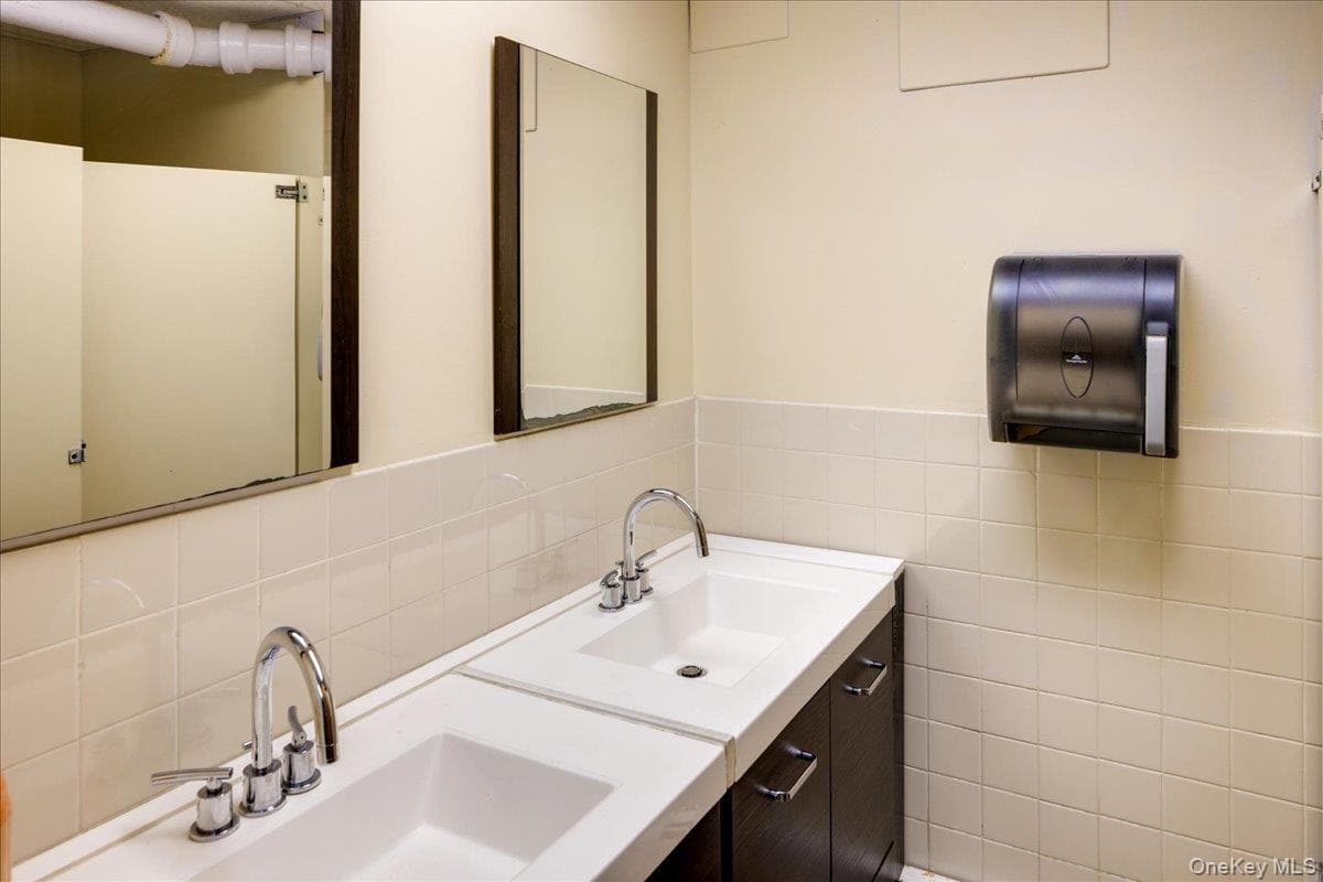 215 N Hillside Avenue thumbnail 32