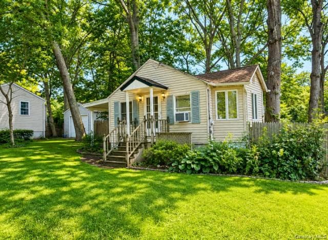 86 N Evergreen Drive, Selden