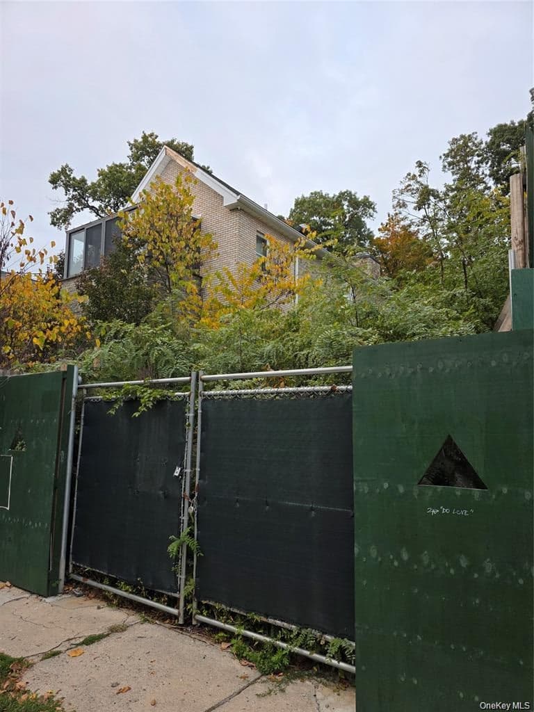 315 W 262nd Street thumbnail 2