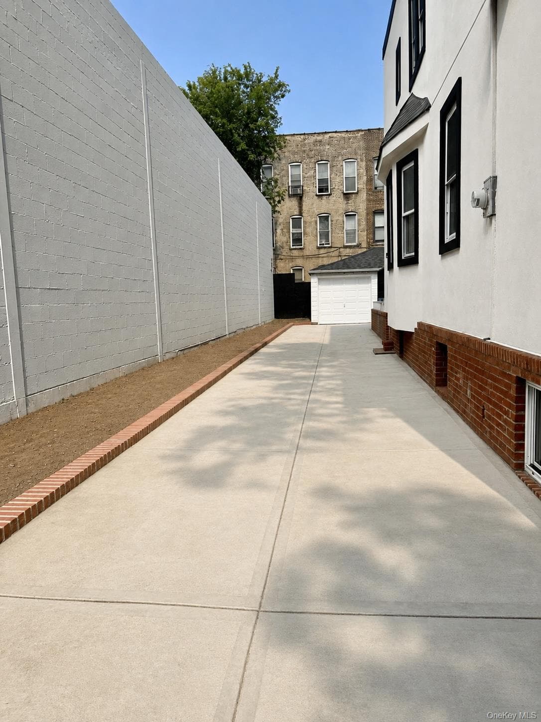 263 E 39th Street thumbnail 2