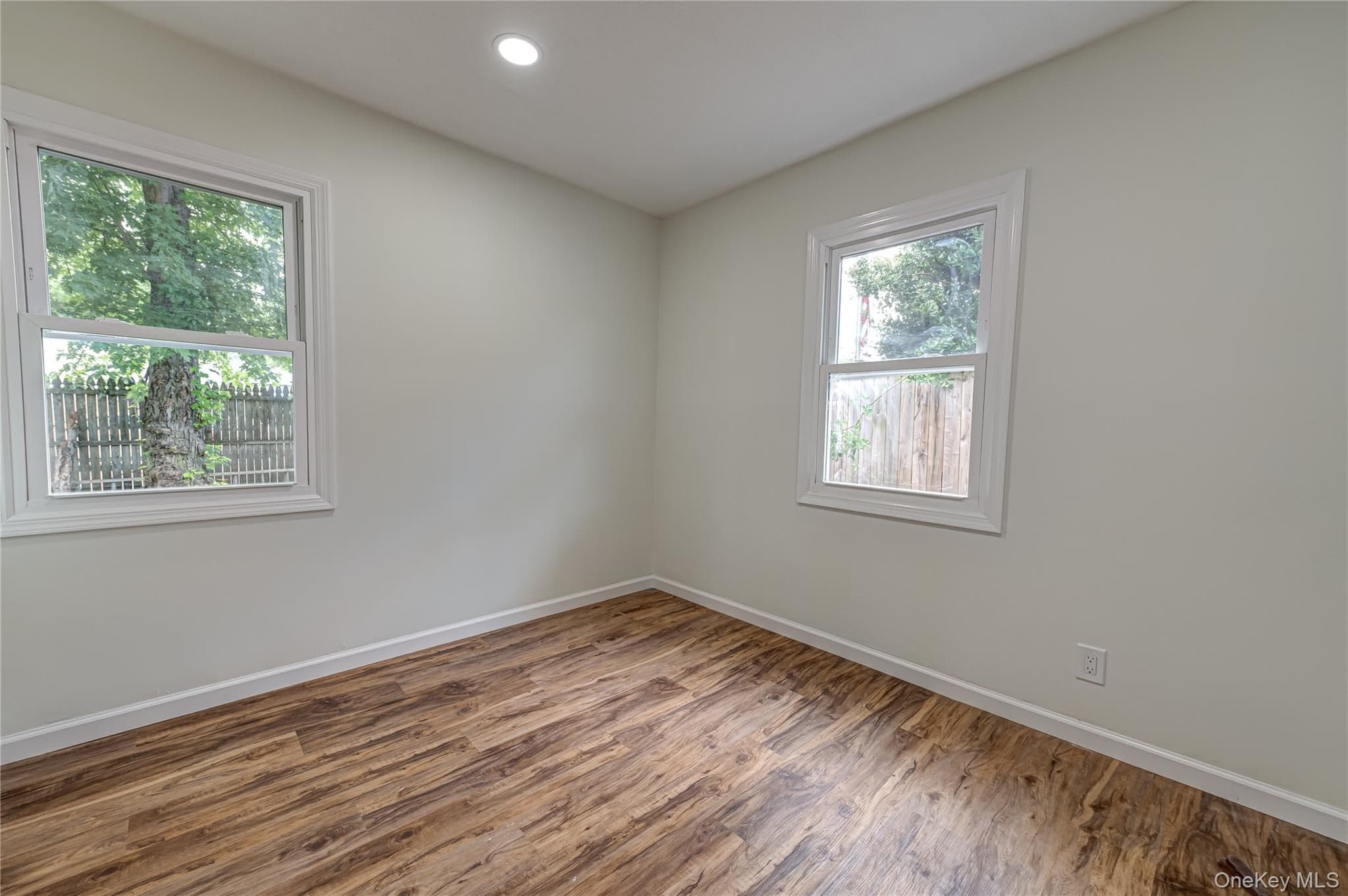 2528 Marshall Avenue thumbnail 3