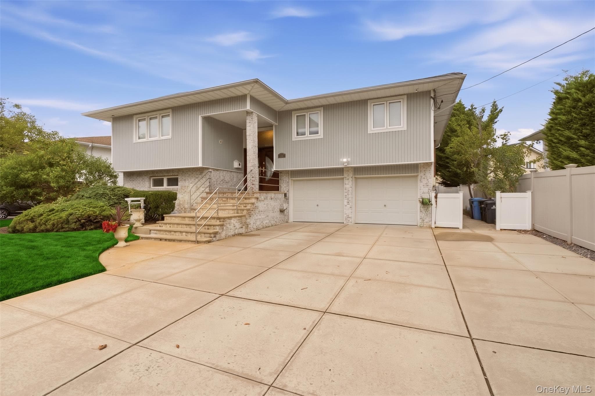 2962 Hewlett Avenue thumbnail 2