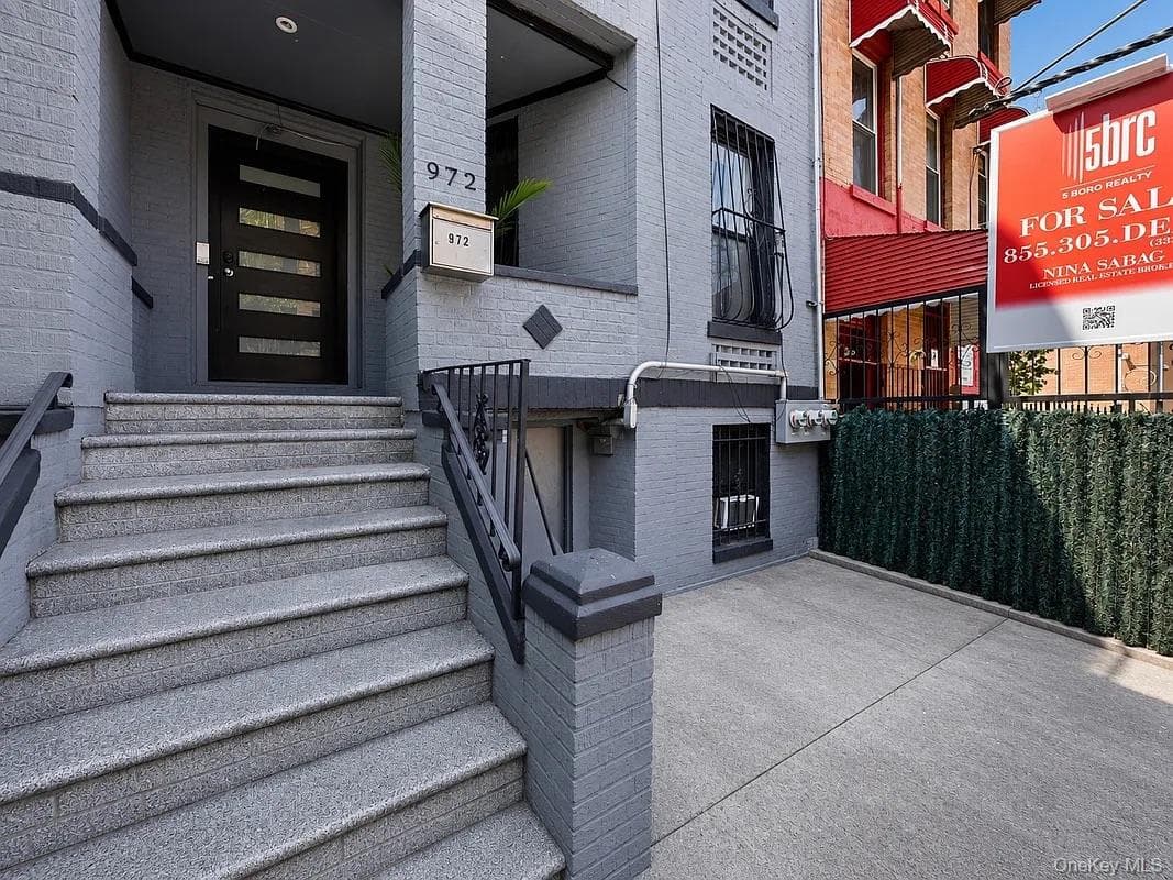 972 Dumont Avenue thumbnail 4