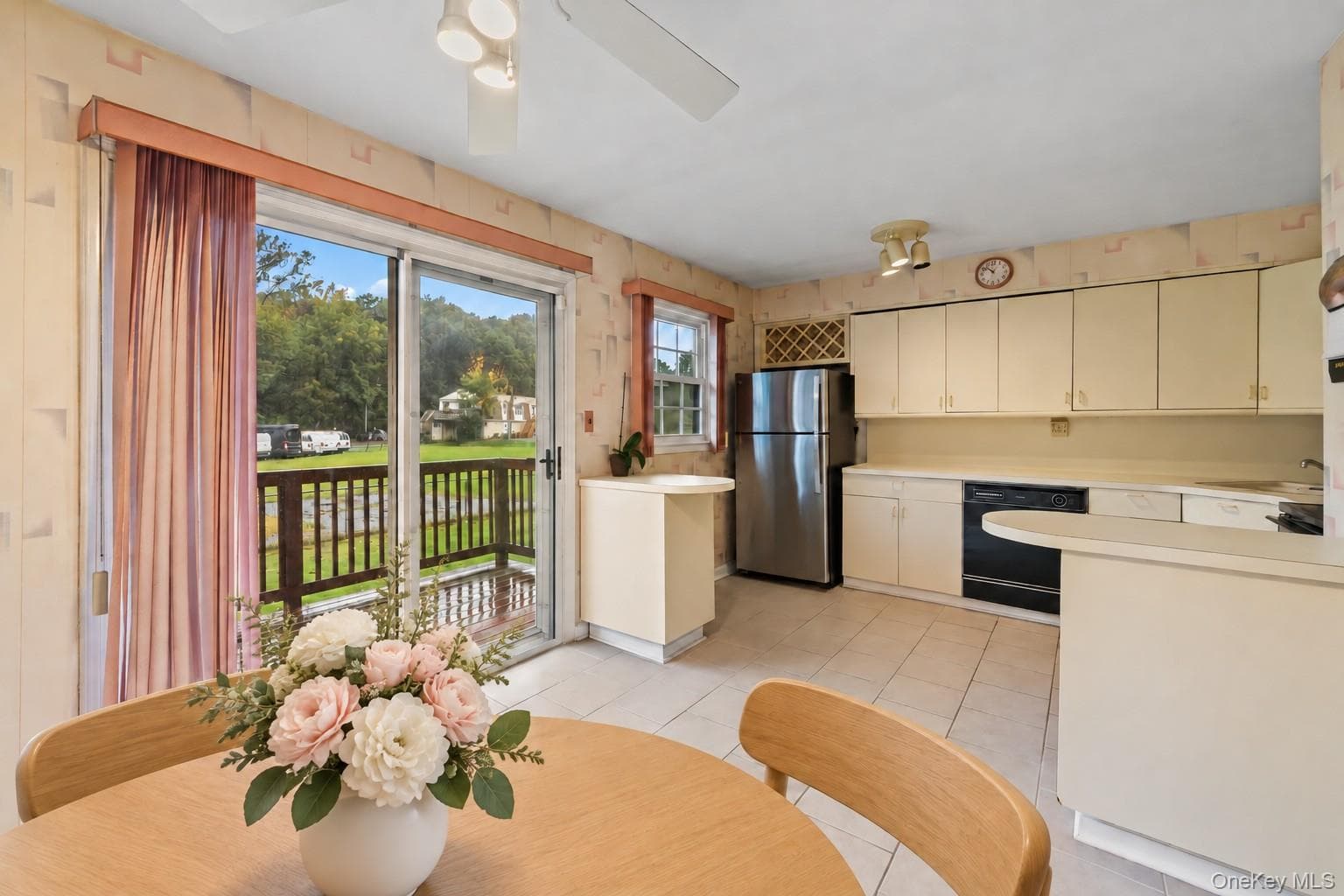 44 Gladys Drive thumbnail 12