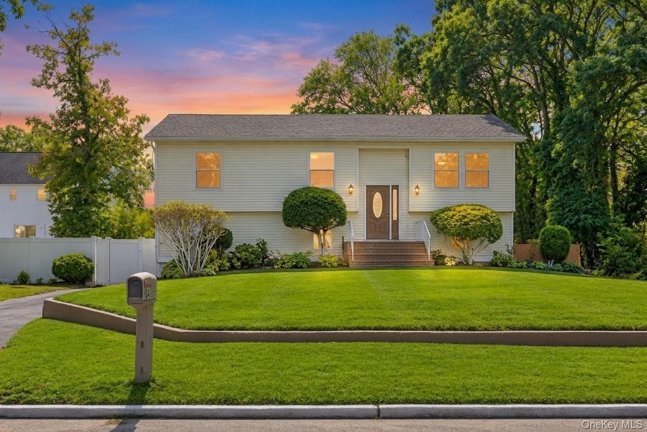 84 Arlington AVE, Wyandanch
