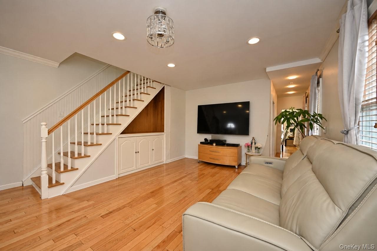 108 E 6th Road thumbnail 3