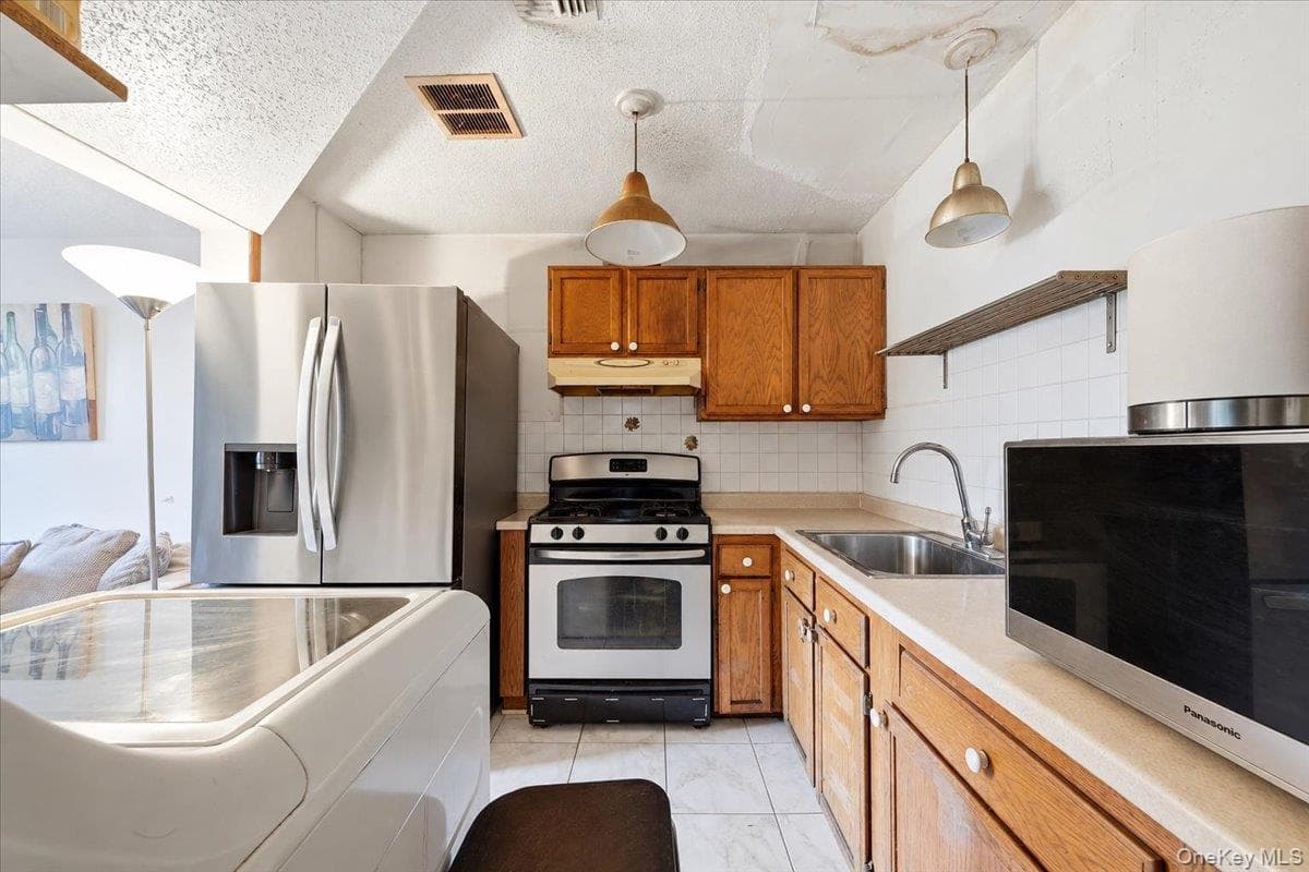 410 E 155th Street thumbnail 20