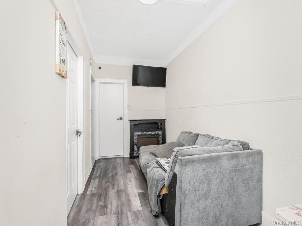 865 E 215th Street thumbnail 13