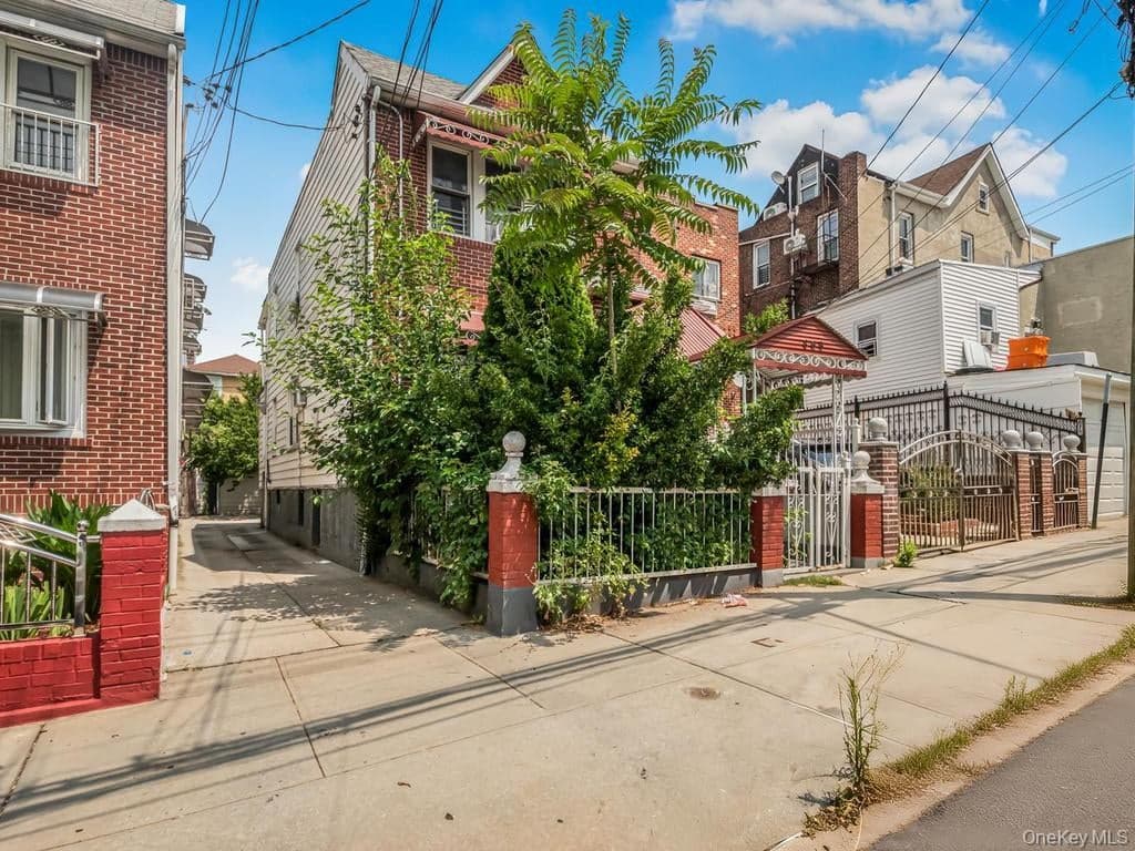 865 E 215th Street thumbnail 2