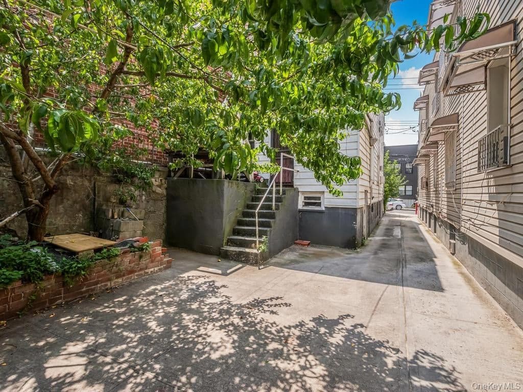 865 E 215th Street thumbnail 21