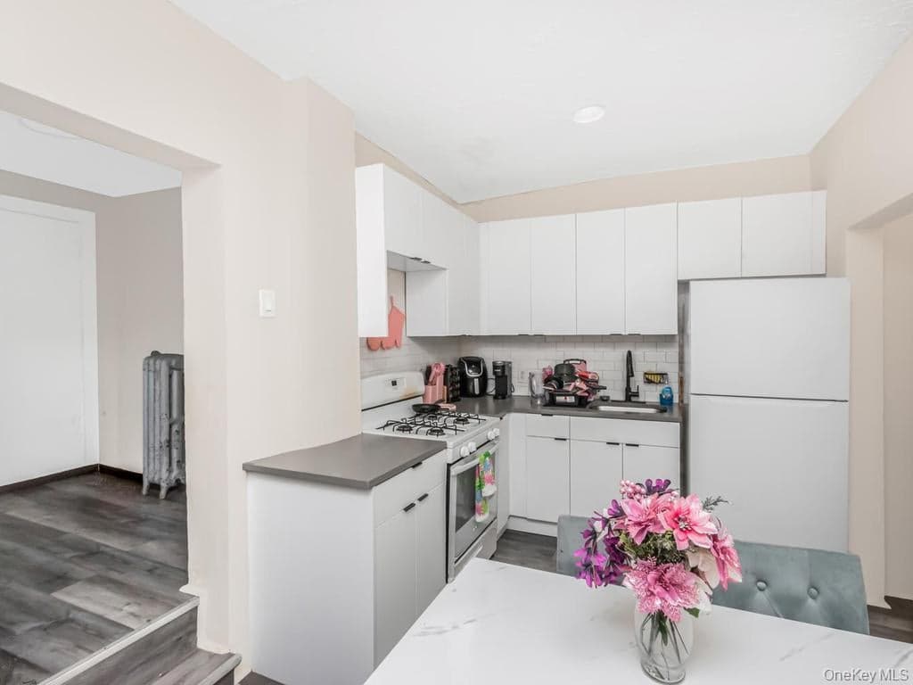 865 E 215th Street thumbnail 4