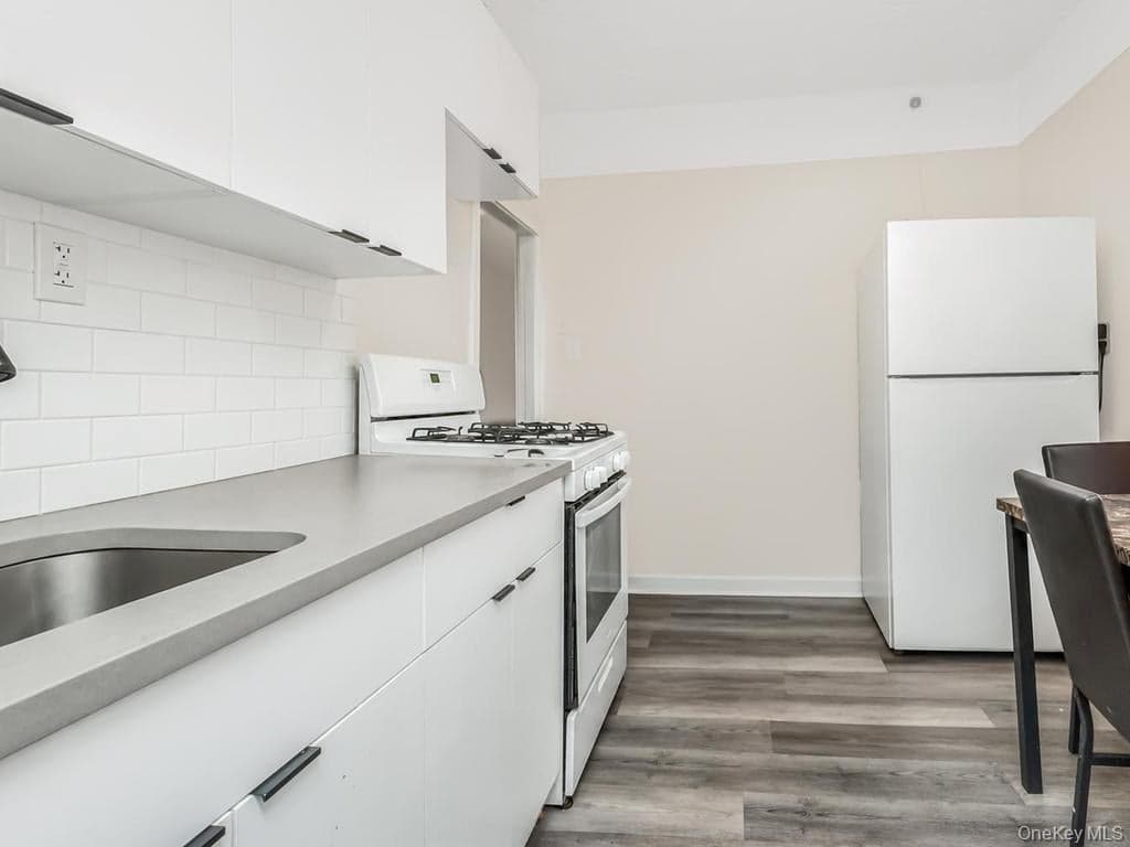 865 E 215th Street thumbnail 10