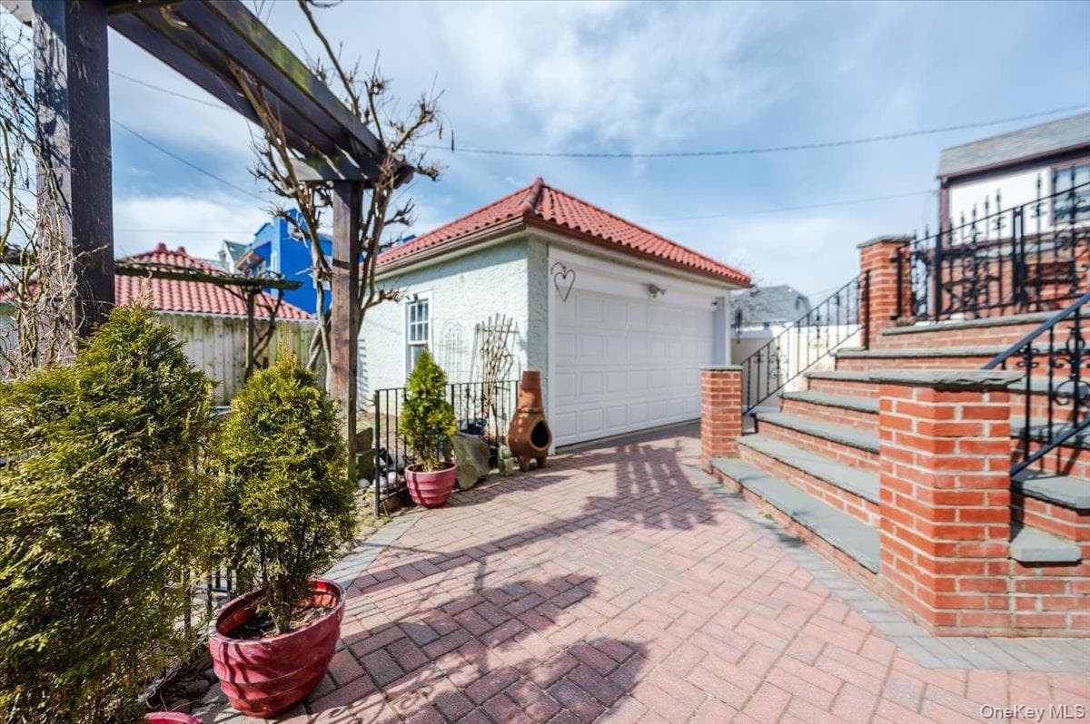 211 Laurelton Boulevard thumbnail 43