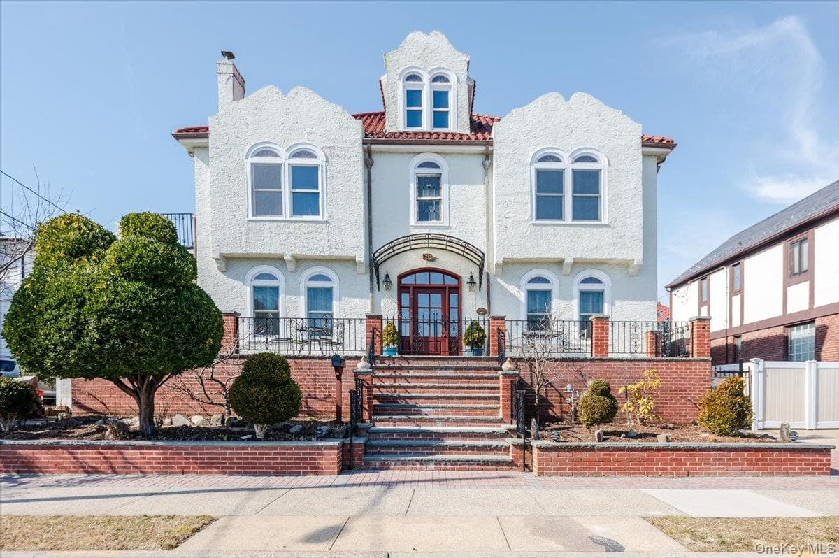 211 Laurelton Boulevard thumbnail 2
