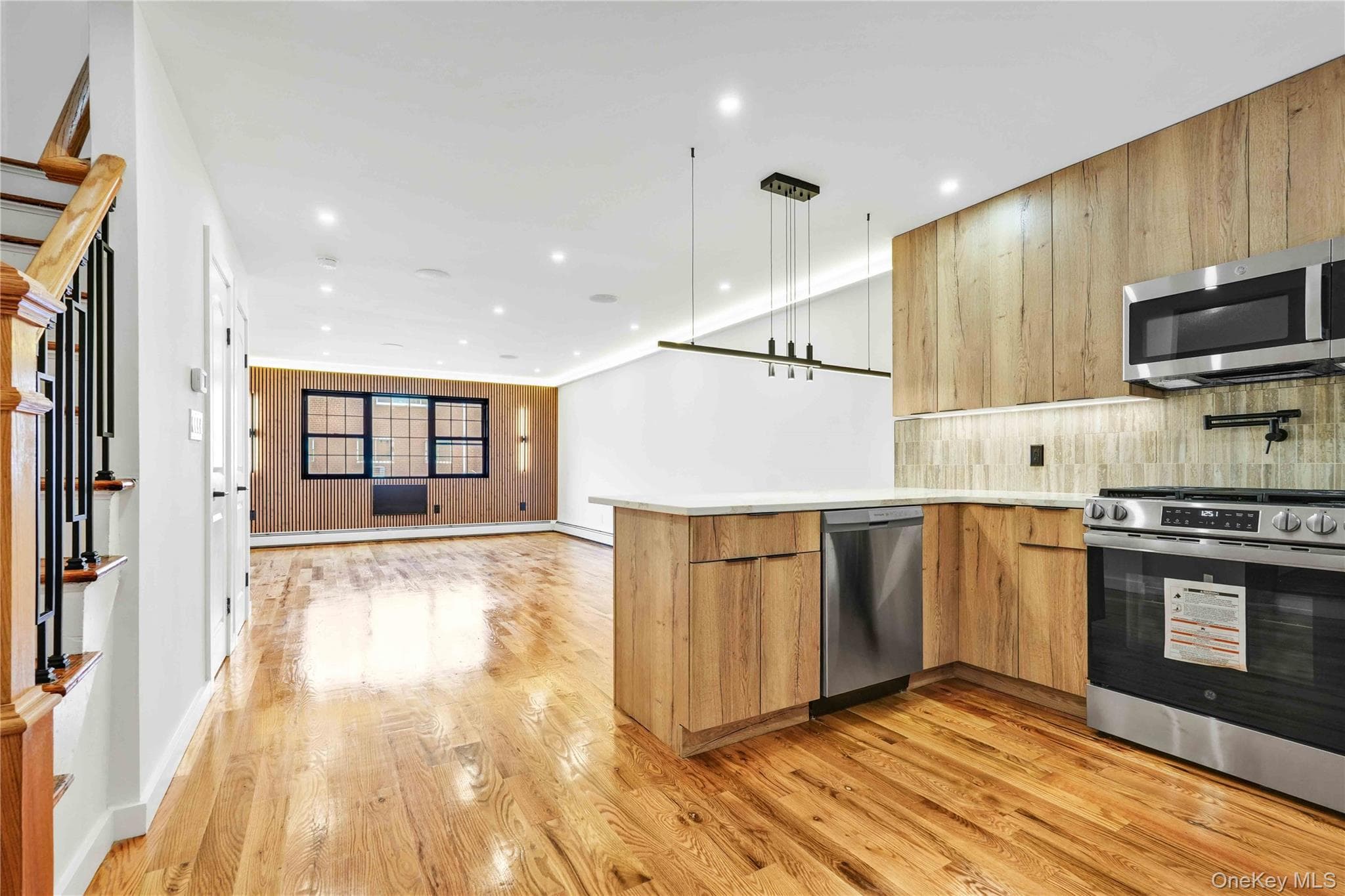 989 Schenck Avenue thumbnail 2