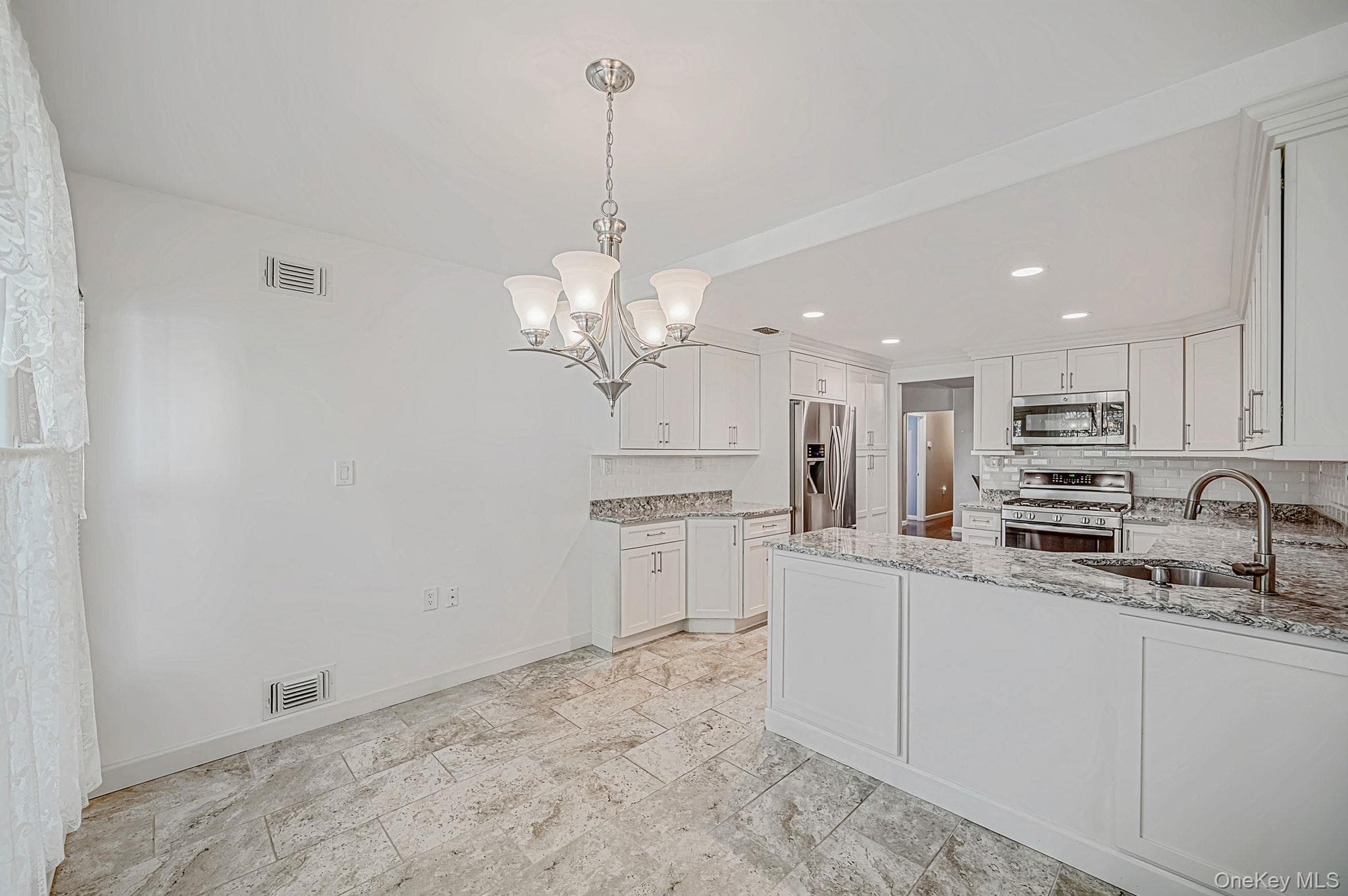 20 Wainscott Court thumbnail 11