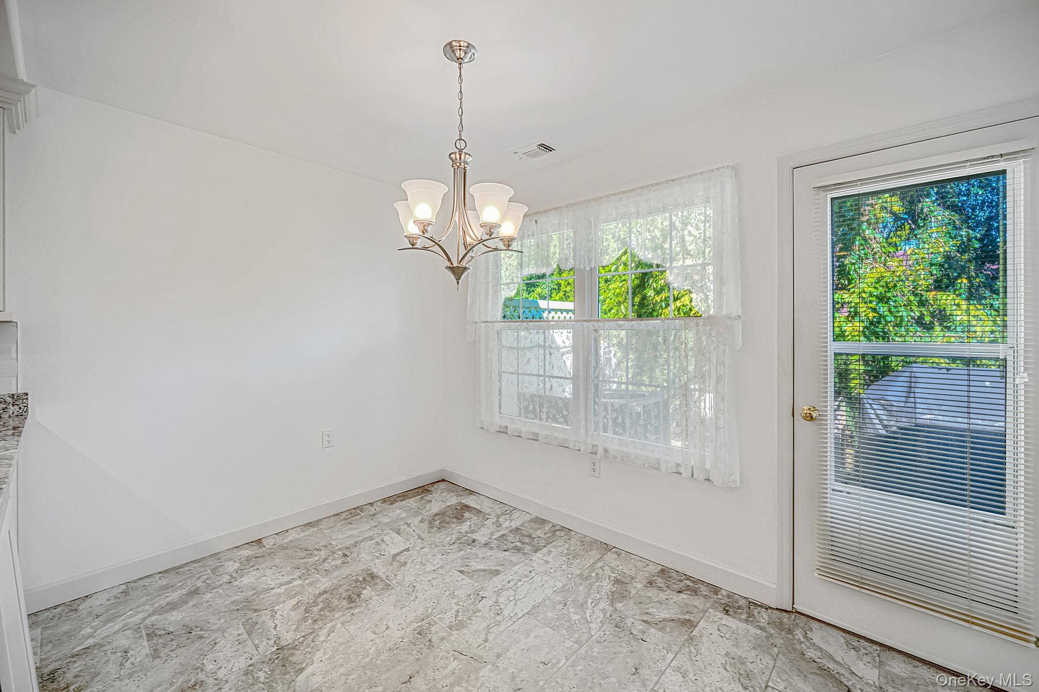 20 Wainscott Court thumbnail 12
