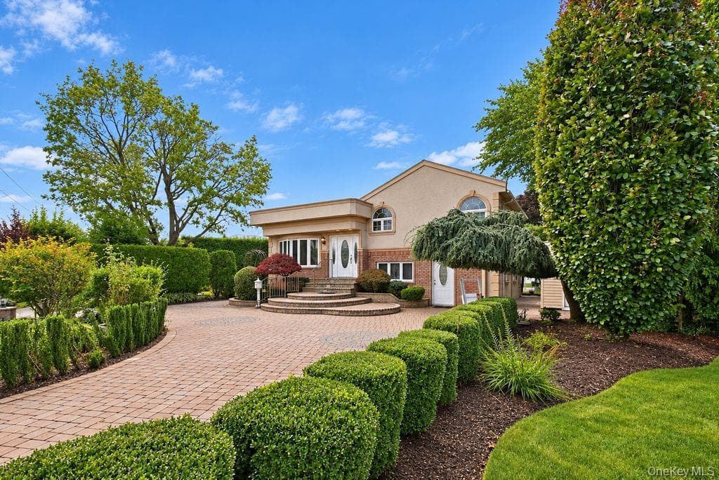1072 Hicksville Road thumbnail 3