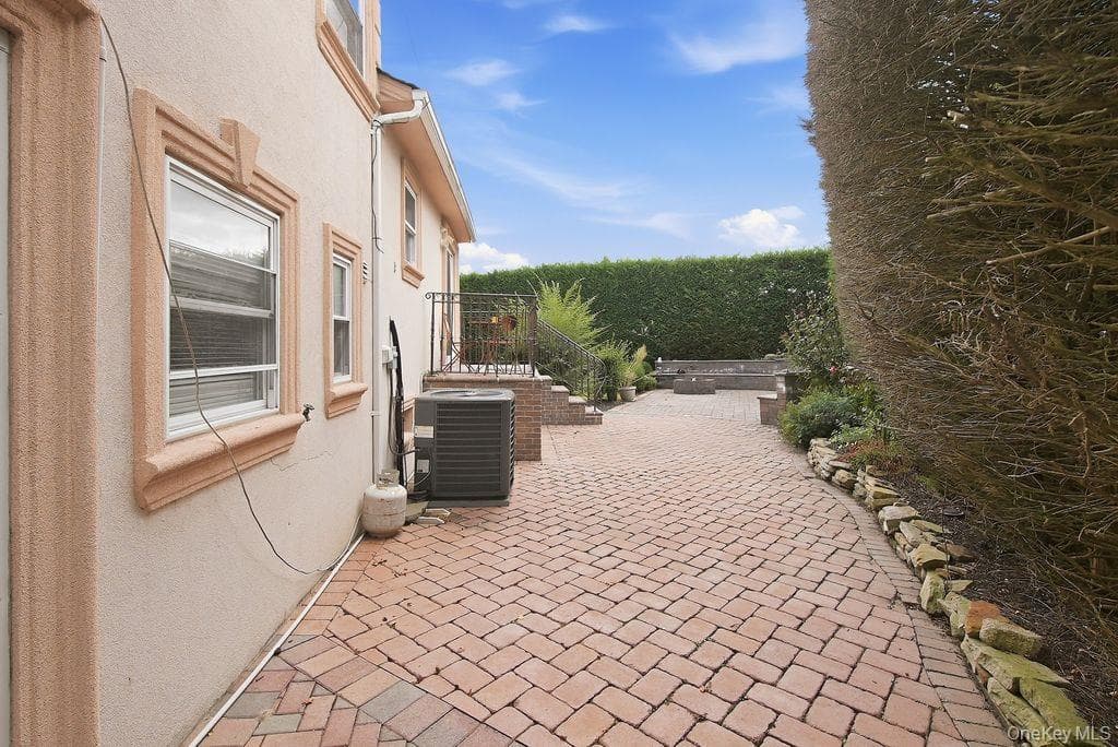 1072 Hicksville Road thumbnail 29
