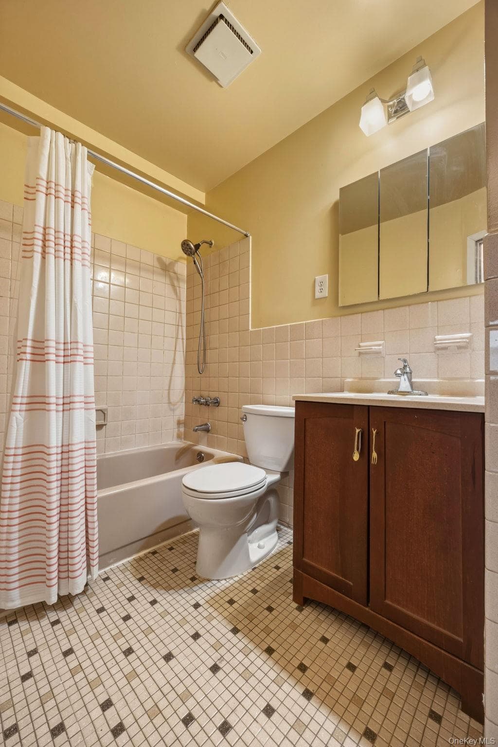240-43 69 Avenue thumbnail 32