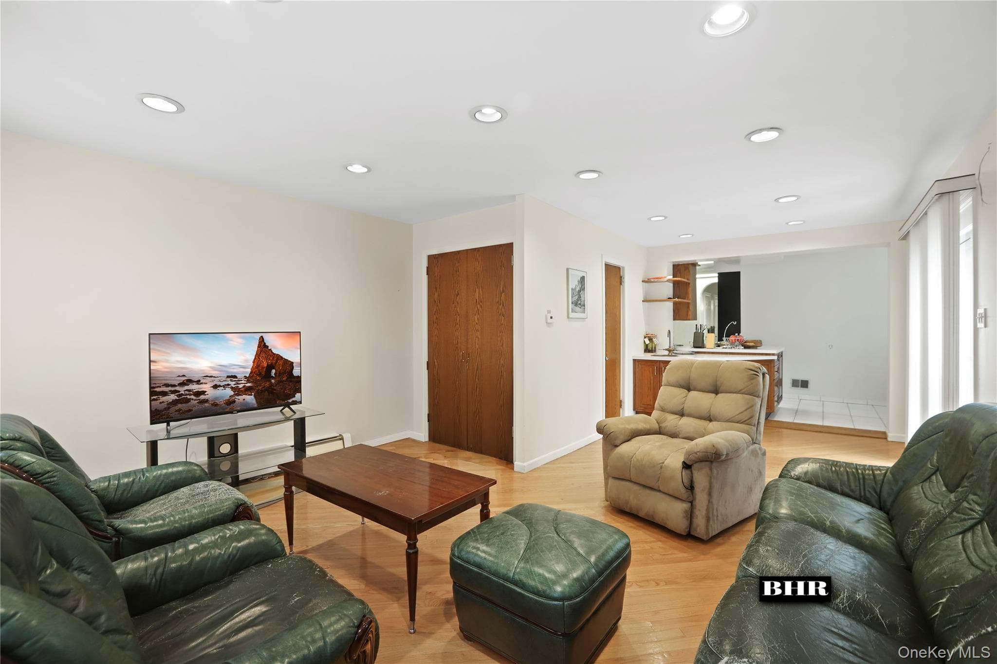 272 Exeter Street thumbnail 16