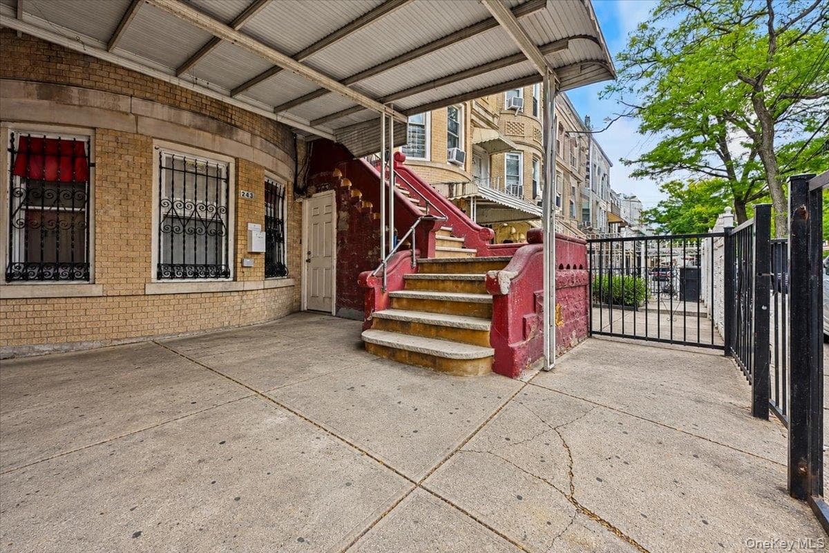 243 Crescent ST thumbnail 4
