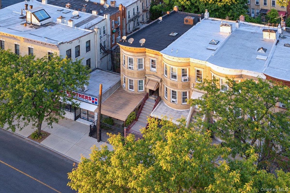 243 Crescent ST thumbnail 2