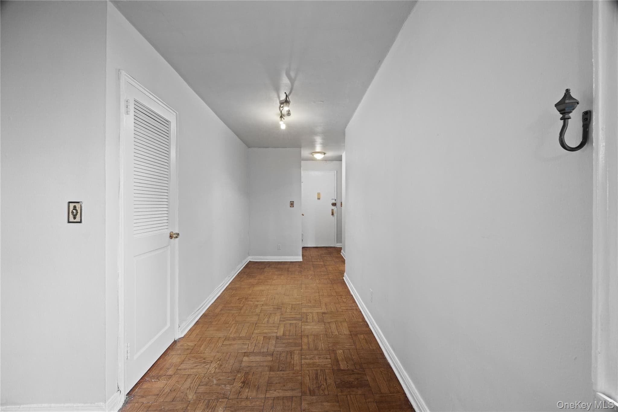 480 Riverdale Ave Unit: 2U thumbnail 3