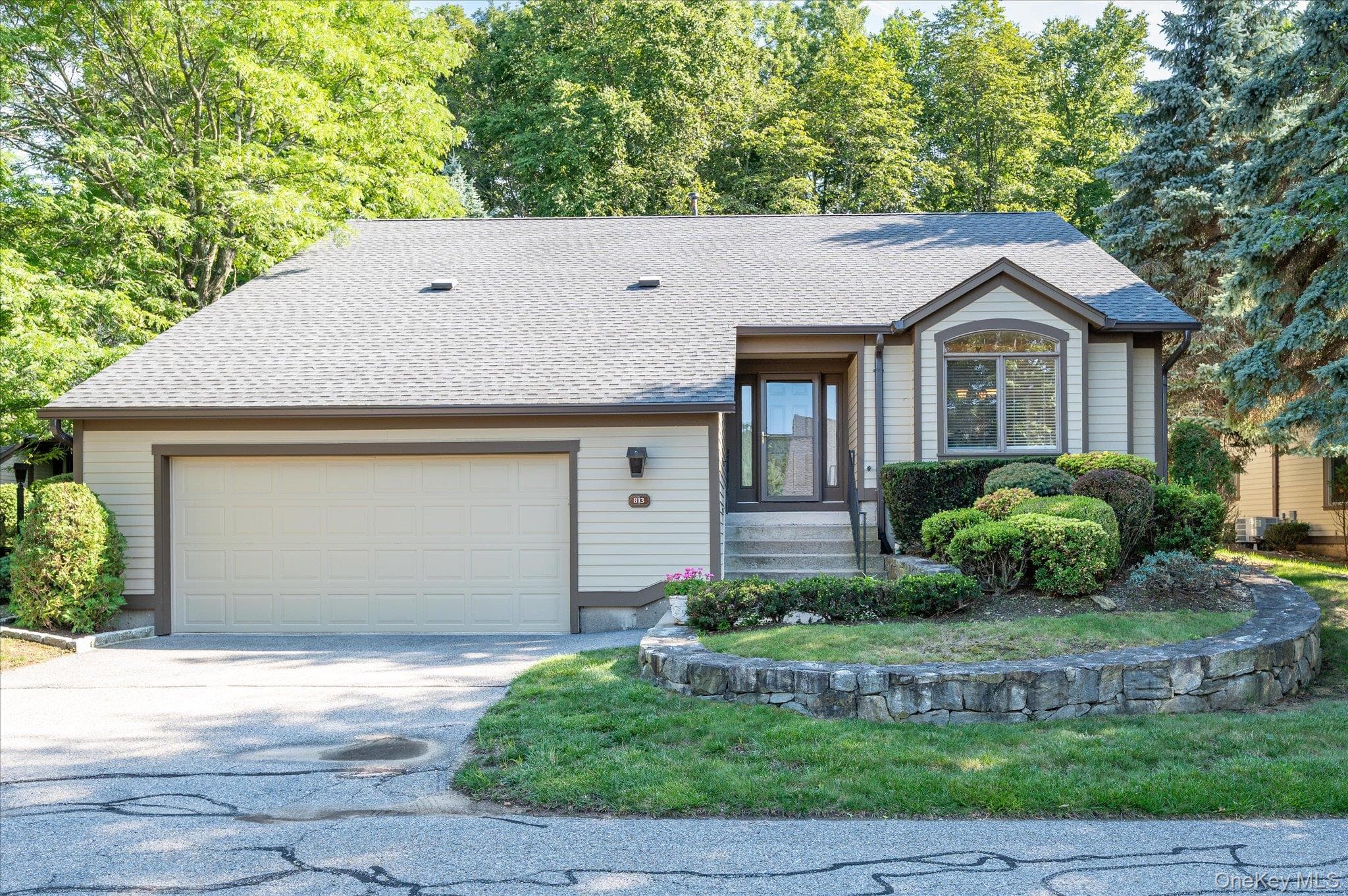 813 Heritage Hills photo 1