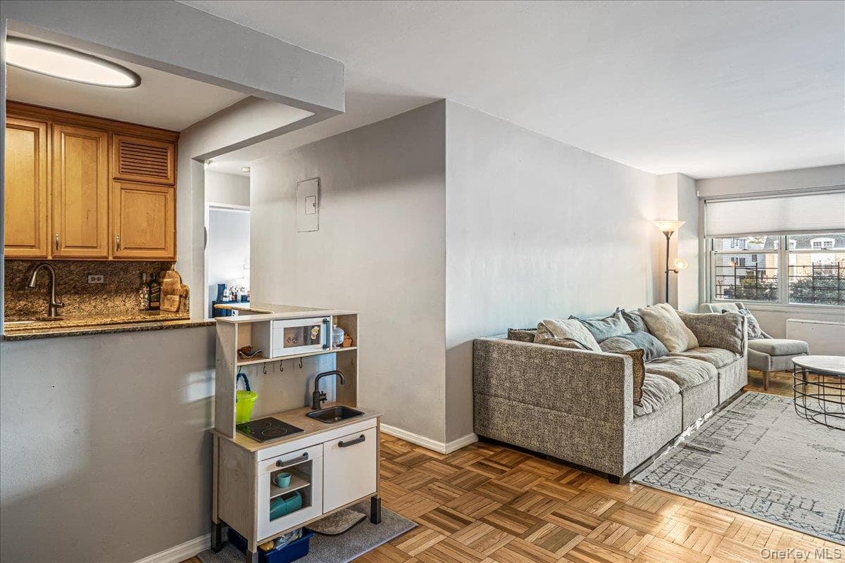 17-85 215th Street Unit: 1P thumbnail 5