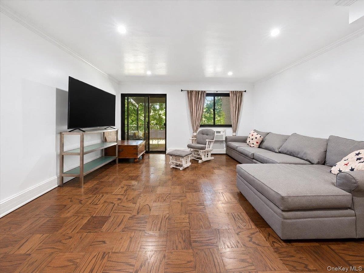 330 Central Park Avenue Unit: F12 thumbnail 4