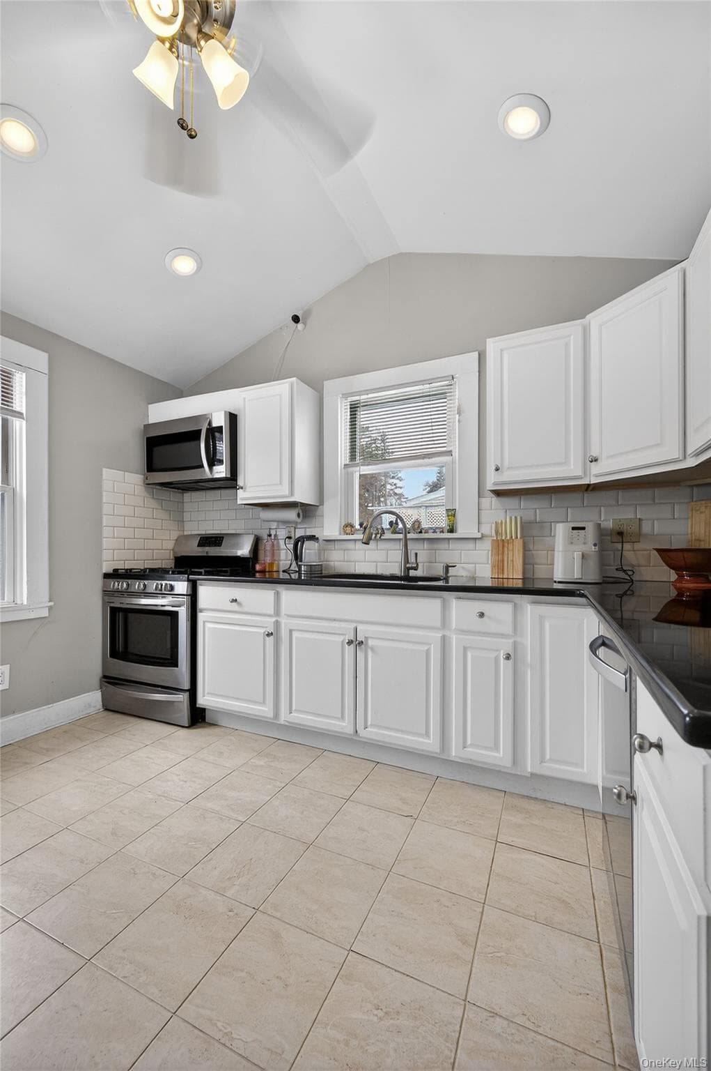 22 Perry Avenue thumbnail 15