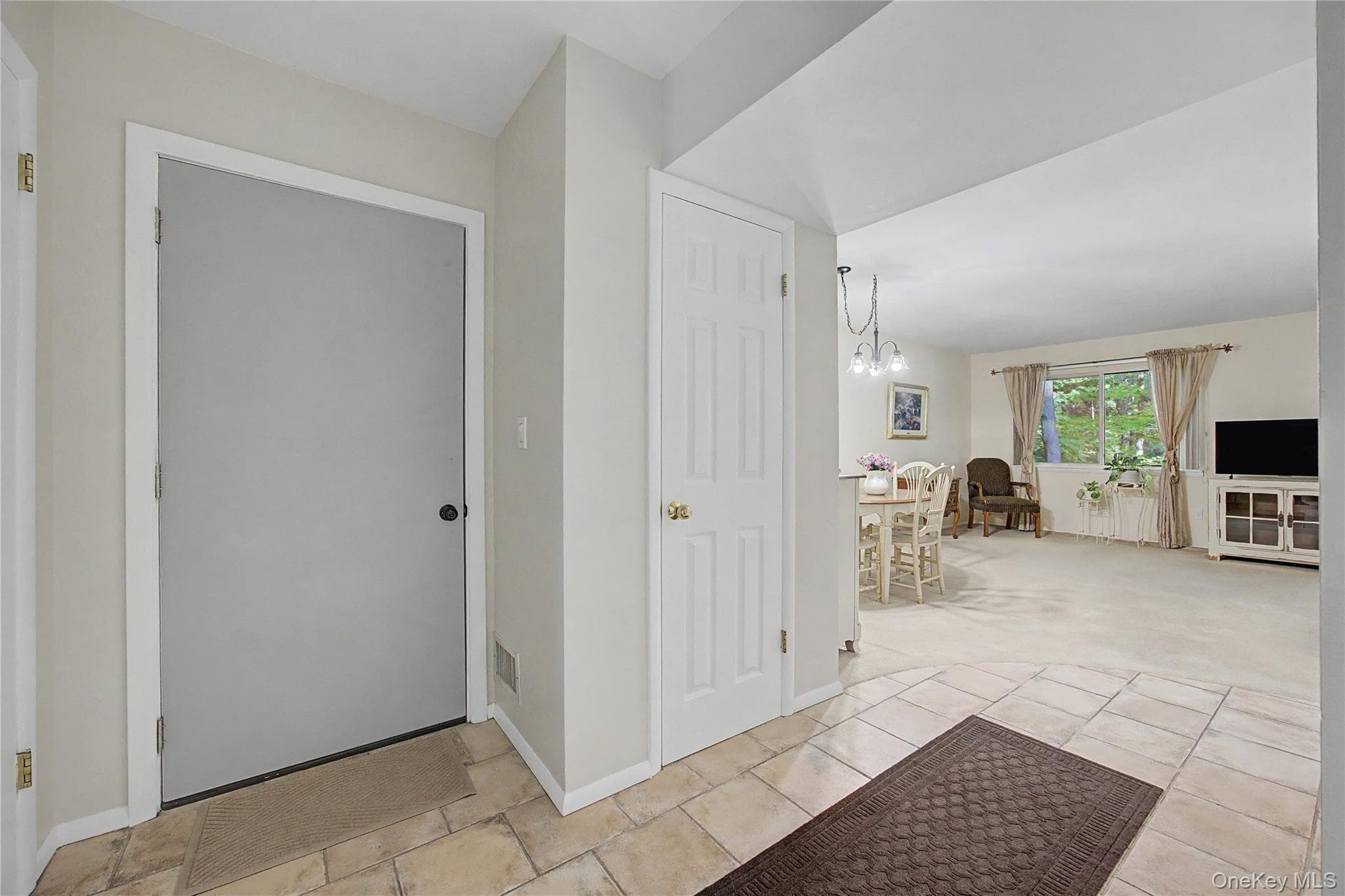 160 Carriage Court Unit: D thumbnail 3