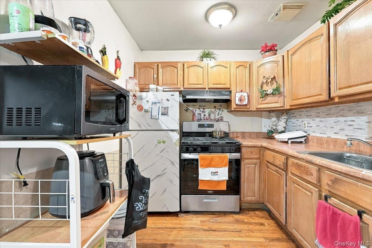 1174 Union Avenue thumbnail 18