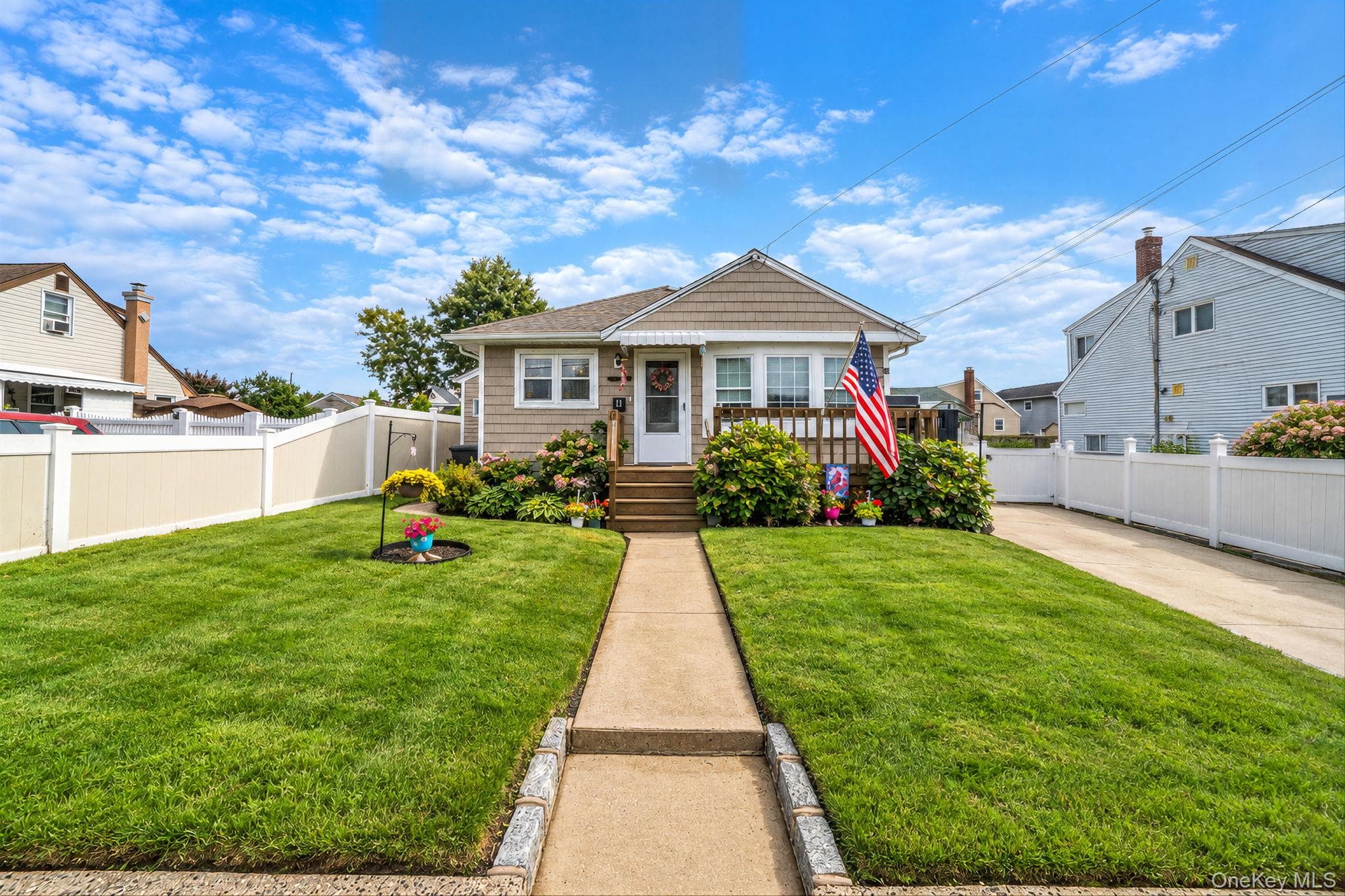 11 E Hollywood Avenue, Lindenhurst