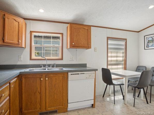 337 Three Mile Harbo Rd Unit: 10 thumbnail 9