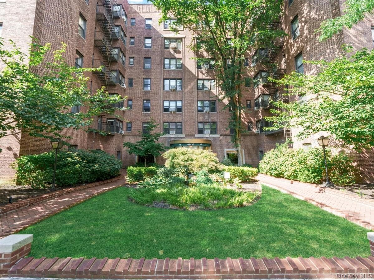 69-10 Yellowstone Boulevard Unit: 202, Forest Hills