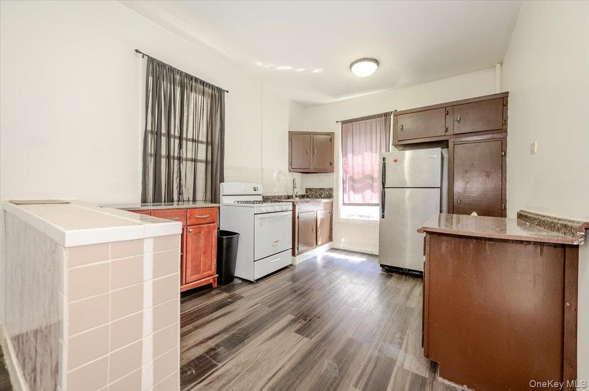 780 Beck Street thumbnail 18