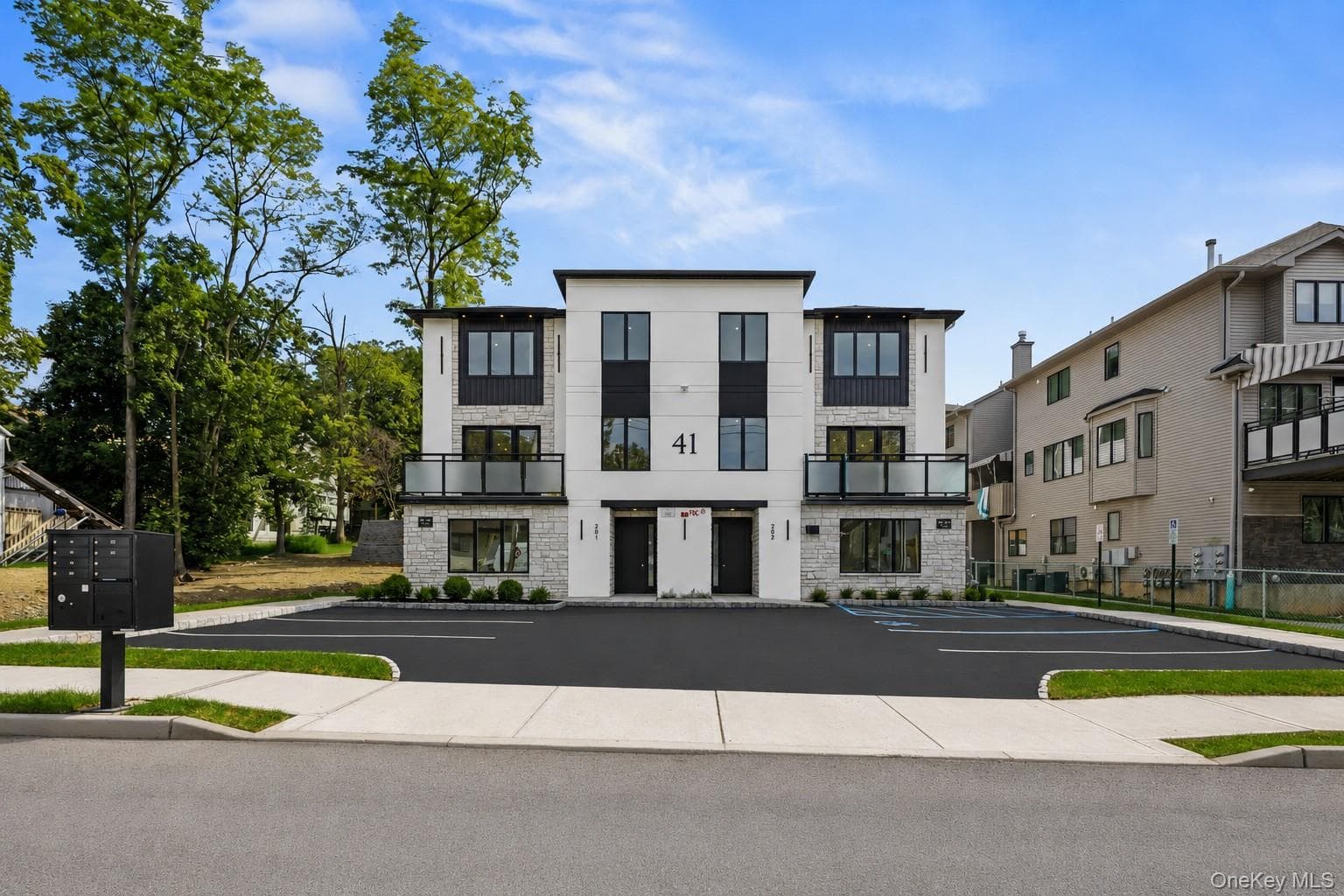 41 Saddle River Road Unit: 111 thumbnail 2